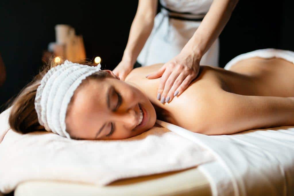massage therapist massaging woman HYQ8E3V 1024x683 1 - best essential oil brands